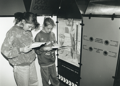 109285 Afbeelding van twee meisjes op een tentoonstelling over vooroordelen (in het Spoorwegmuseum?) te Utrecht.